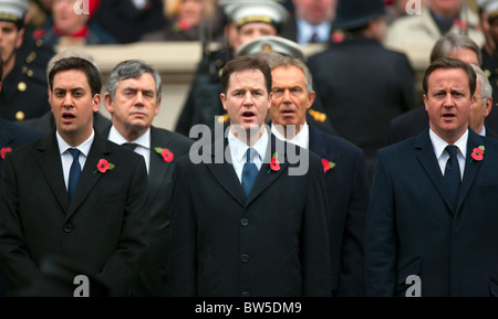 Le Dimanche du souvenir cérémonie tenue au cénotaphe de Whitehall, Londres, et avec la participation de la famille royale britannique 2010 Banque D'Images