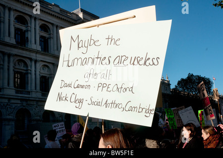 Les étudiants et les professeurs démontrer contre l'augmentation proposée des frais de scolarité. Le 10 novembre 2010 Banque D'Images