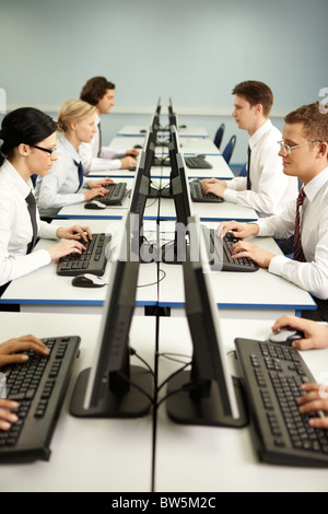 Droit des gens tapant sur les claviers en ligne Banque D'Images