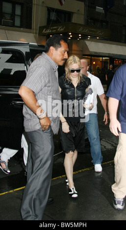 CANDIDS - Madonna et famille participent aux services de la Kabbale Banque D'Images