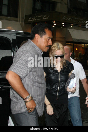 CANDIDS - Madonna et famille participent aux services de la Kabbale Banque D'Images