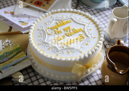 Gateau De Mariage D Or Pour Feter Les 50 Ans De Mariage Photo Stock Alamy