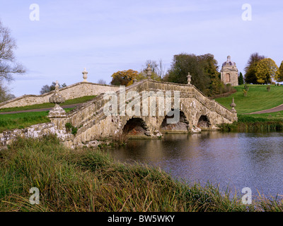 Pont d'Oxford à Stowe Parcs et jardins paysages, Buckingham, Royaume-Uni Banque D'Images