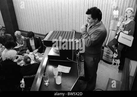 Bingo Caller, Coventry Working Mens Club. Samedi soir jouer au Bingo. Babycham Advertisement 1981 1980s UK HOMER SYKES Banque D'Images