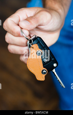 Hand holding car keys Banque D'Images