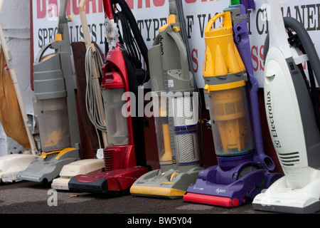 Une sélection d'aspirateurs Hoover et négocier à l'extérieur Centre de dépression, Hove, East Sussex, UK. Banque D'Images