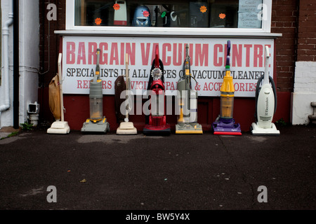 Une sélection d'aspirateurs Hoover et négocier à l'extérieur Centre de dépression, Hove, East Sussex, UK. Banque D'Images