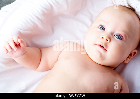 Photo de l'adorable bébé nouveau-né dans son berceau Banque D'Images