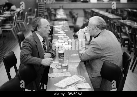 Working Mens Club Royaume-Uni. Samedi soir après la soirée Bingo. Juste deux hommes ayant une conversation tranquille, tous les autres étant rentrés chez eux. Années 1980 1981 Coventry Angleterre. HOMER SYKES Banque D'Images