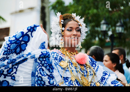 Une belle jeune femme portant une pollera danse dans un défilé à Pedasi Panama pendant l'assemblée annuelle du Festival du chariot. Banque D'Images