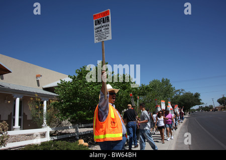 Délégué de l'Union avec des manifestants de charpentiers 1319 locaux démontrer à Albuquerque, Nouveau Mexique, États-Unis, le 17 juin, 2010 Banque D'Images