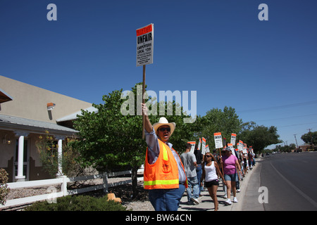 Délégué de l'Union avec des manifestants de charpentiers 1319 locaux démontrer à Albuquerque, Nouveau Mexique, États-Unis, le 17 juin, 2010 Banque D'Images