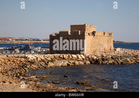 Paphos, Paphos, Château avec le vieux port derrière. Banque D'Images