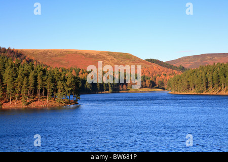 L'automne à Howden réservoir, la Vallée de Derwent, parc national de Peak District, Derbyshire, Angleterre, Royaume-Uni. Banque D'Images