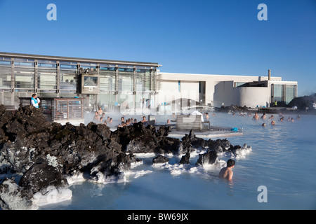 Les gens se baigner dans le spa géothermal Blue Lagoon, Islande. Banque D'Images