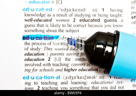 Le mot ''éducation'' a souligné dans un dictionnaire Banque D'Images