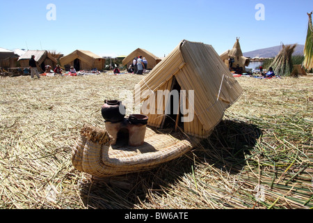 Totora reed bateau, les îles flottantes Uros sur le lac Titicaca, Puno, Pérou. Banque D'Images