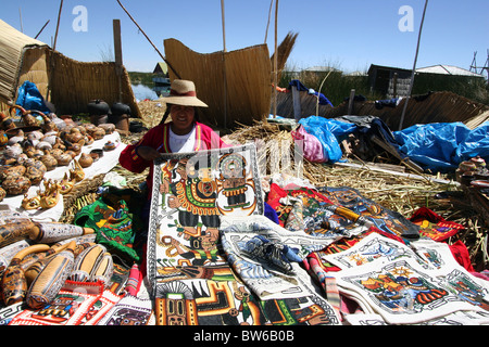 Les îles Uros, îles flottantes du Lac Titicaca, Puno, Pérou. Banque D'Images