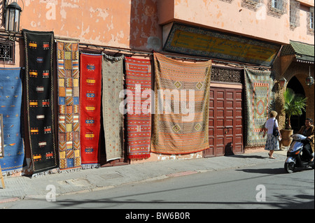 Marrakech Maroc - tapis et tapis à vendre dans la médina ou la vieille ville fortifiée de Marrakech Banque D'Images