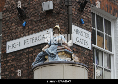 Statue de Minerve Déesse de la sagesse en haute Petergate, York, Angleterre 2010 Banque D'Images