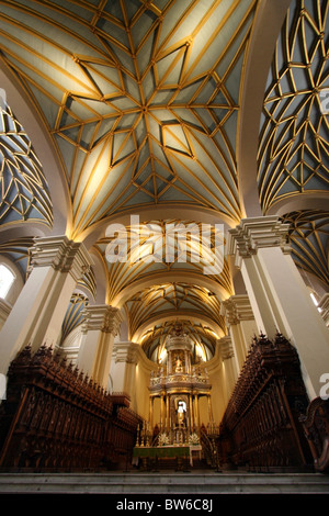 Nef de la Basilique Cathédrale de Lima, la Plaza Mayor, Lima, Pérou. Banque D'Images