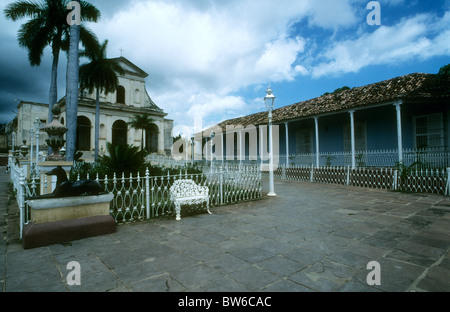 La Plaza Mayor et l'église paroissiale, l'église paroissiale de la Santisima Trinidad, Cuba, en. Banque D'Images