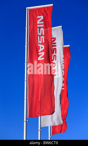 Drapeaux de Nissan en dehors d'un concessionnaire d'automobiles à King's Lynn, Royaume-Uni. Banque D'Images