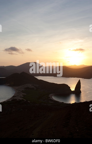 Avis de Pinnacle Rock au coucher du soleil du haut d'un volcan, l'île de Bartolome, Galapagos. Banque D'Images