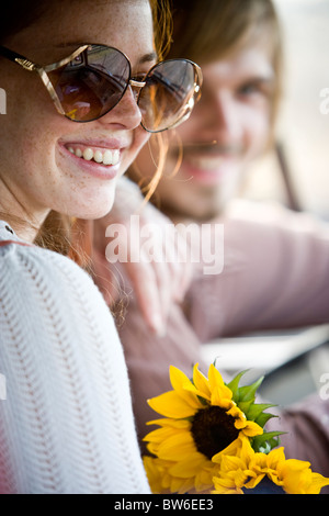 Couple, femme portant des lunettes de soleil style années 70 Banque D'Images