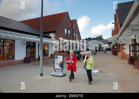 Les acheteurs, Gretna Gateway Outlet Village, Rd, Glasgow, Dumfriesshire Gretna Banque D'Images