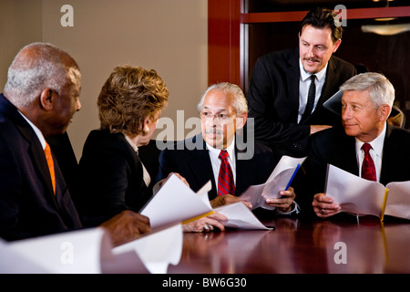 Businessman présentant un rapport à la haute direction Banque D'Images