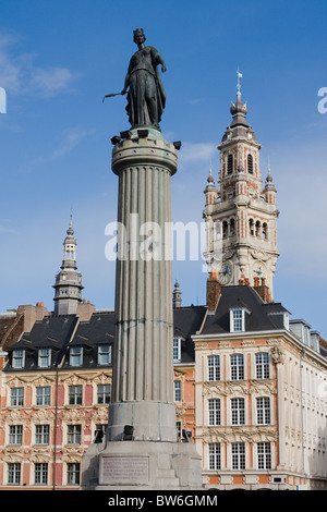 Statue de la deesse, les maisons historiques et la tour de la Chambre de Commerce de Lille, France Banque D'Images