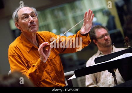 Charles Ansbacher répète en studio avec l'orchestre de Boston Landmarks Banque D'Images