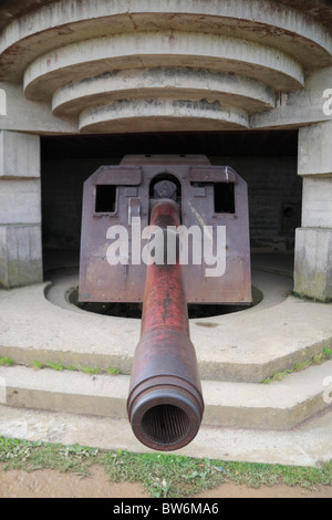 Un canon de 150 mm dans l'une des quatre vantaux des longues-sur-Mer, la batterie située à l'ouest d'Arromanches-les-Bains en Normandie. Banque D'Images