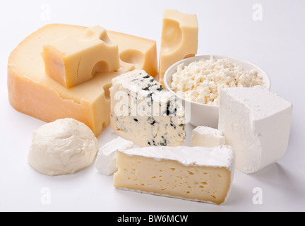 Divers types de fromages sur un fond blanc. Banque D'Images