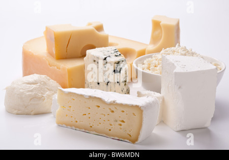 Divers types de fromages sur un fond blanc. Banque D'Images