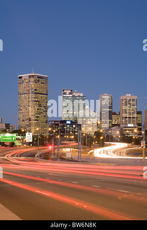 Des sentiers de lumière sur le Mitchell freeway à Perth, de l'horizon, l'ouest de l'Australie, dans l'arrière-plan. QV1 tower à l'extrême gauche. Banque D'Images