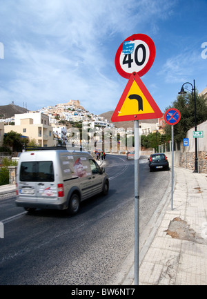 Panneaux de circulation sur la route menant à Ano Syros d''Ermoupolis, sur l'île de Syros Cyclades grecques. Banque D'Images