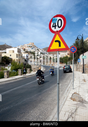 Panneaux de circulation sur la route menant à Ano Syros d''Ermoupolis, sur l'île de Syros Cyclades grecques Banque D'Images