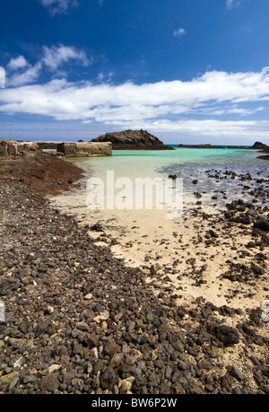 Islote de Lobos. L'île de Lobos. Eau bleu clair dans cette petite île au large de Fuerteventura. Îles Canaries. Espagne Banque D'Images