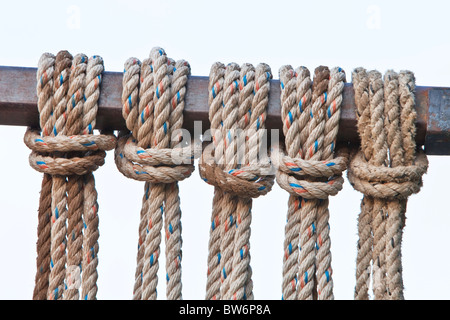 La tête d'alouette inverse noeuds, couleur mouchetée de la corde. Banque D'Images