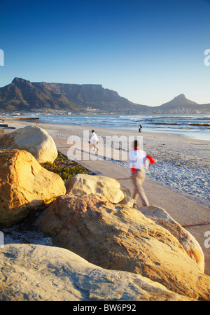 Vue sur la Montagne de la table à partir de la plage de Milnerton, Cape Town, Western Cape, Afrique du Sud Banque D'Images