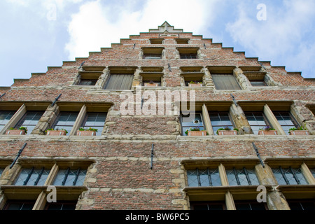 Intéressant low angle shot d'un bâtiment traditionnel en briques à Anvers, Belgique Banque D'Images