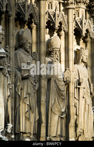 Statues décorent l'entrée de la cathédrale d'Anvers (Cathédrale de Notre Dame) Banque D'Images