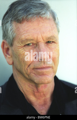 Amos Oz, né Amos Klausner) est un écrivain israélien, romancier et journaliste. Banque D'Images