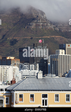 Vue de la roue d'excellence avec des gratte-ciel de ville en arrière-plan, Cape Town, Western Cape, Afrique du Sud Banque D'Images