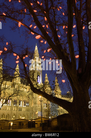 Les arbres qui entourent l'hôtel de ville illuminée au Burgtheater de Vienne, sont décorées au cours de la période de Noël. Banque D'Images