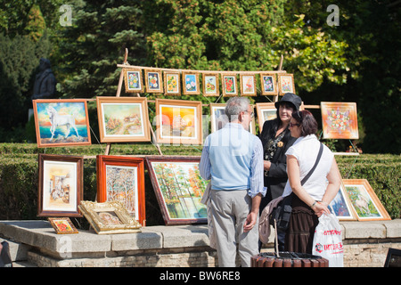 Les artistes qui vendent leurs œuvres dans le Théâtre National Park, au centre-ville de Iasi, Roumanie Banque D'Images