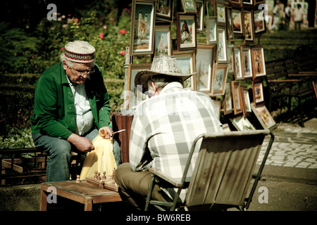 Les artistes qui vendent leurs œuvres dans le Théâtre National Park, au centre-ville de Iasi, Roumanie. Banque D'Images