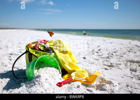 Sac de plage et des jouets de plage sur une plage. La Côte du Golfe, en Floride. Banque D'Images